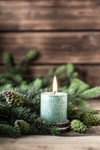 <a href="https://de.freepik.com/fotos-kostenlos/weihnachtsgruene-kerze-mit-tannenzweigen-und-zapfen-auf-holztisch_12499298.htm#query=advent&position=0&from_view=keyword&track=sph&uuid=2f2b4f42-61fa-41f2-9e3a-c58f3d6e00c0">Bild von user14908974</a> auf Freepik